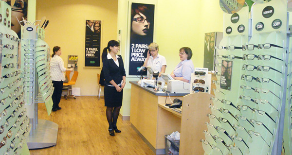 英國(guó)specsavers眼鏡店服務(wù)客戶