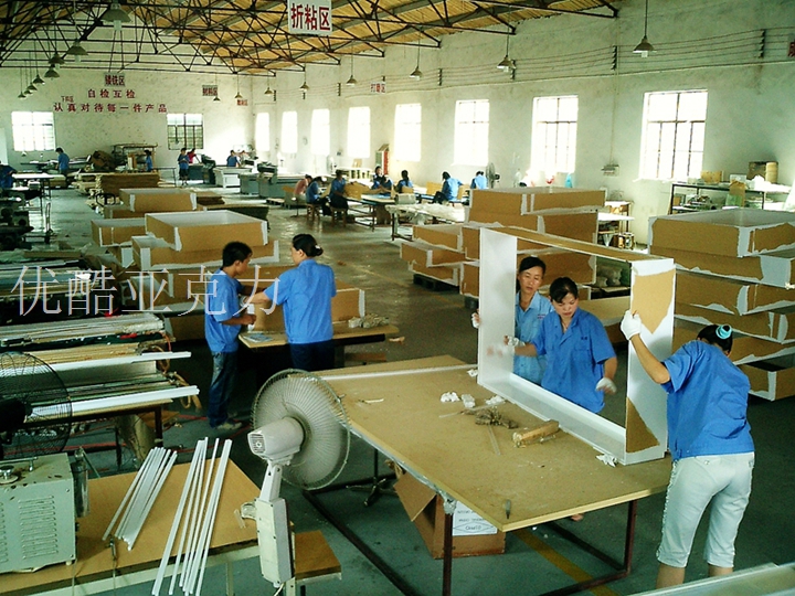 優(yōu)酷有機(jī)玻璃制作工廠生產(chǎn)過程